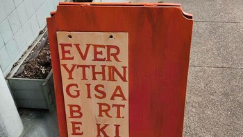 Kenapa posternya tidak dibuat sesuai ukuran papannya sih, pasti lebih mudah dibaca. Foto: Reddit via Bored Panda