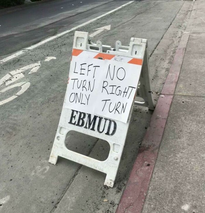 Desain nyeleneh yang susah dibaca