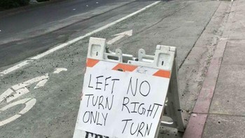 Duh, jadi harusnya belok kanan atau kiri nih? Foto: Reddit via Bored Panda