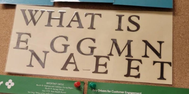 Desain nyeleneh yang susah dibaca