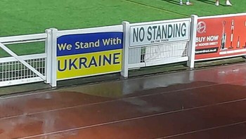 Hmm, sepertinya dua spanduk ini jangan diletakkan berdempetan. Foto: Reddit via Bored Panda