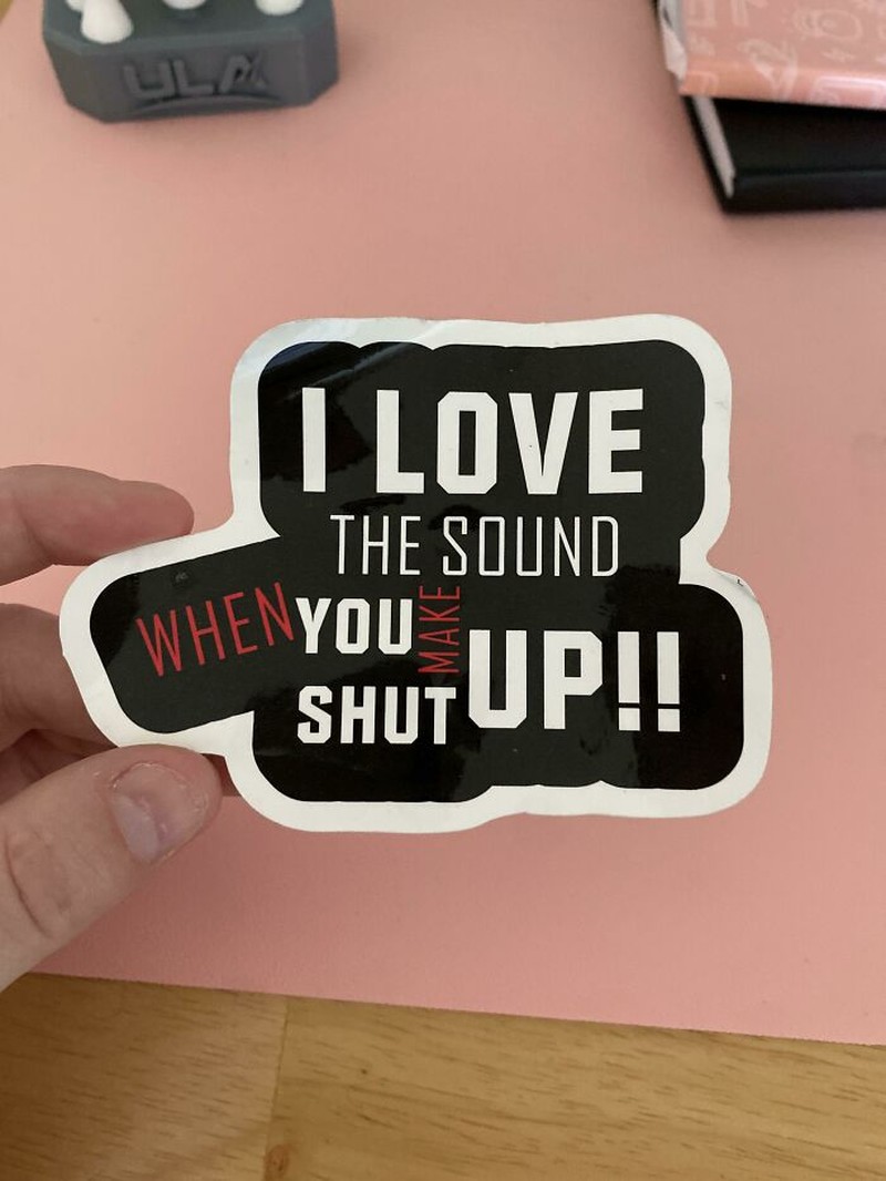 Desain nyeleneh yang susah dibaca