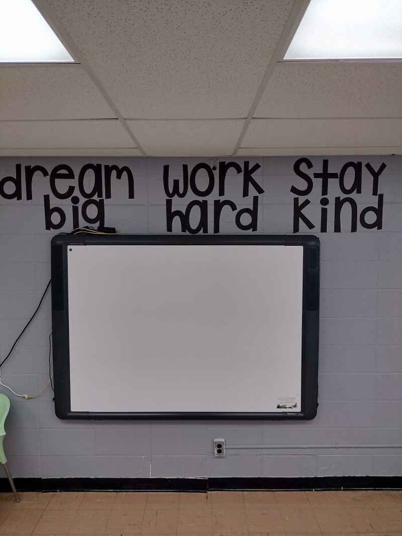 Desain nyeleneh yang susah dibaca