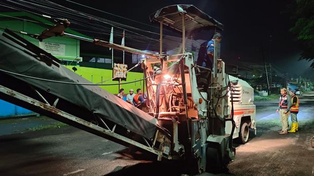 Dinas SDABMBK Medan memperbaiki jalan provinsi yang rusak. (Foto: Dok. Pemkot Medan)