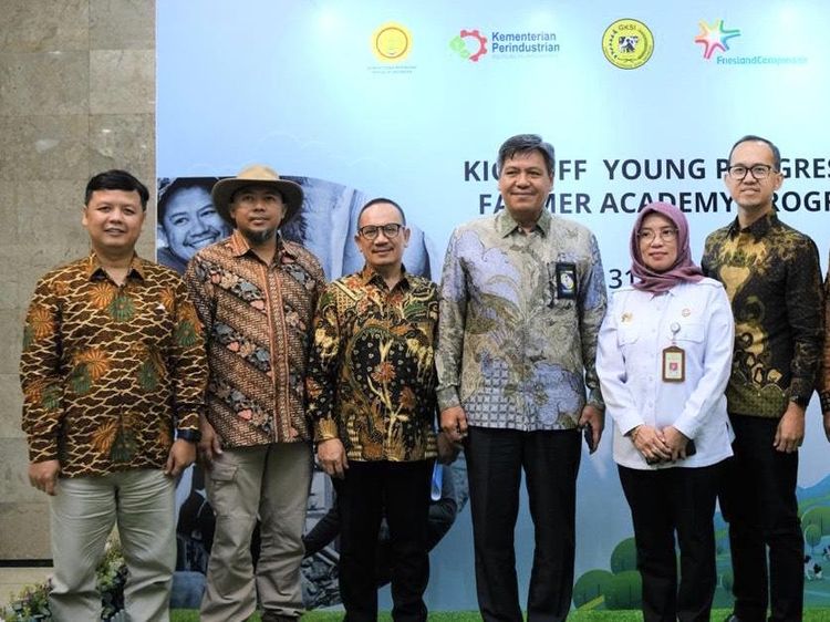 Dongkrak Produksi Susu, Frisian Flag Beri Pelatihan Ke Peternak Muda