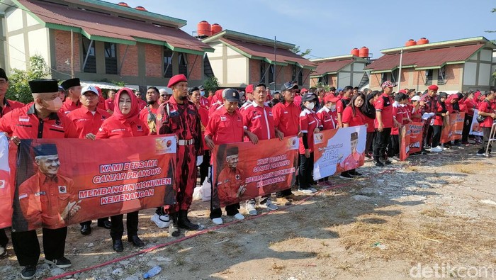 DPC PDIP Kota Solo menggelar upacara Hari Lahir Pancasila di halaman rumah susun (rusun) Mojo, Solo, Kamis (1/6/2023).