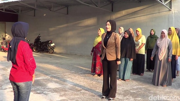 Saat Emak-emak Lamongan Upacara Hari Lahir Pancasila dan Menghafal Isinya
