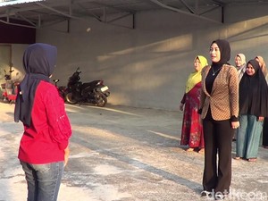Saat Emak-emak Lamongan Upacara Hari Lahir Pancasila dan Menghafal 5 Sila