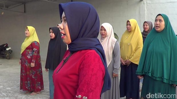 Saat Emak-emak Lamongan Upacara Hari Lahir Pancasila dan Menghafal Isinya
