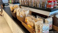  Lalu di bagian bakery roti yang dipajang memang satu jenis saja. Sisanya dipenuhi kerupuk dan camilan lainnya. Foto: detikFood