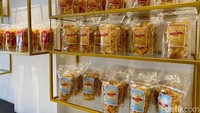 Yang mau jajan keripik dan snack lainnya juga tersedia di sini. Konsep bakery ini memang mirip seperti toko oleh-oleh. Foto: detikFood