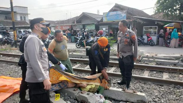 Wanita Misterius Tabrakkan Diri Ke Ka Yang Melaju Hingga Tewas