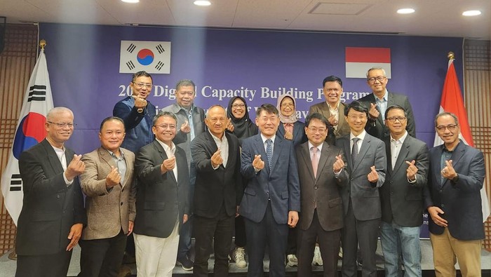 Foto bersama di sela Digital Capacity Building Program for Civil Servant of West Java Province di Korea.