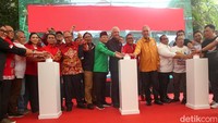 Sekretaris Jenderal PDI Perjuangan Hasto Kristiyanto, Ketua Umum PPP Muhamad Mardiono, dan Sekretaris Jenderal (Sekjen) Hanura Kodrat Shah, tampak menemani Ganjar di atas panggung ketika prosesi menekan tombol peresmian rumah aspirasi.