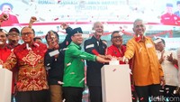 Ketua Tim Koordinasi Relawan Pemenangan Pilpres PDI Perjuangan (TKRPP-PDIP) Ahmad Basarah hingga Ketua Bunda Merah Putih (BMP) Adriana Angela Brigita, turut berada di atas panggung yang sama saat prosesi menekan tombol peresmian rumah aspirasi.