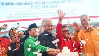 Bakal Calon Presiden (Bacapres) 2024 RI Ganjar Pranowo menekan tombol sebagai simbol peresmian Rumah Aspirasi Relawan Ganjar Pranowo di Jalan Diponegoro, Menteng, Jakarta Pusat, Kamis (1/6/2023).