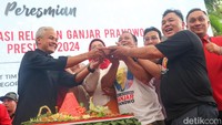 Selain itu juga ada sesi potong tumpeng.