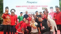 Setelah Rumah Aspirasi Diresmikan, Para Sukarelawan Berebut Berfoto Bareng dengan Ganjar.