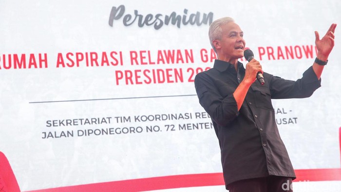 Bacapres 2024 Ganjar Pranowo meresmikan rumah aspirasi relawan di Jalan Diponegoro, Menteng, Jakarta Pusat. Begini momennya.