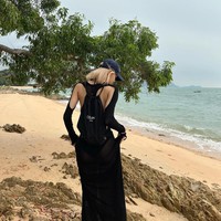 Baru-baru ini, Lisa BLACKPINK mengungkap alasannya jarang mengunggah foto berbikini di pantai. Personel BLACKPINK itu ternyata takut dimarahi ibunya. Saat liburan bersama teman-temannya, dia memilih cutout dress berwarna hitam. Foto: dok. Instagram @lalalalisa_m