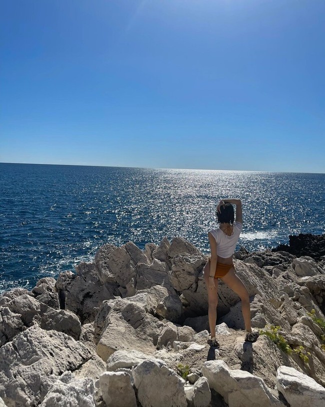 Namun Lisa BLACKPINK sempat membuat penggemar gempar karena mengunggah foto berbikini di Prancis. Foto yang diambil dari belakang itu menampilkannya memakai set bikini berwarna terracotta di balik crop top putih. Foto: dok. Instagram @lalalalisa_m