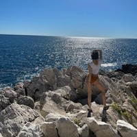 Namun Lisa BLACKPINK sempat membuat penggemar gempar karena mengunggah foto berbikini di Prancis. Foto yang diambil dari belakang itu menampilkannya memakai set bikini berwarna terracotta di balik crop top putih. Foto: dok. Instagram @lalalalisa_m