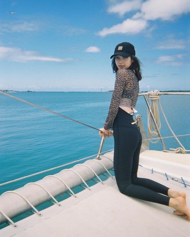 Lisa BLACKPINK mencoba untuk tak mengekspos banyak bagian kulit dalam unggahan Instagram. Seperti yang terlihat saat liburan ke Hawaii, Lisa memakai atasan menerawang untuk menutupi sport bra yang dikenakannya. Foto: dok. Instagram @lalalalisa_m