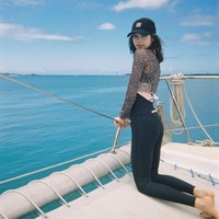 Lisa BLACKPINK mencoba untuk tak mengekspos banyak bagian kulit dalam unggahan Instagram. Seperti yang terlihat saat liburan ke Hawaii, Lisa memakai atasan menerawang untuk menutupi sport bra yang dikenakannya. Foto: dok. Instagram @lalalalisa_m