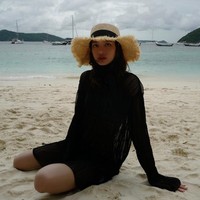 Lisa BLACKPINK juga sempat berpose seksi di tepian pantai memakai gaun menerawang berwarna hitam. Namun fotonya itu diedit agar terlihat lebih gelap. Foto: dok. Instagram @lalalalisa_m