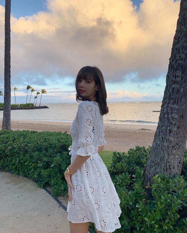 Lisa BLACKPINK terlihat anggun saat menikmati pemandangan sunset di Hawaii dalam balutan midi dress REVOLVE yang terjual habis diborong penggemar. Foto: dok. Instagram @lalalalisa_m