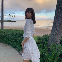 Lisa BLACKPINK terlihat anggun saat menikmati pemandangan sunset di Hawaii dalam balutan midi dress REVOLVE yang terjual habis diborong penggemar. Foto: dok. Instagram @lalalalisa_m