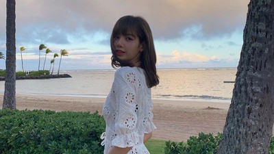 7 Gaya Lisa BLACKPINK Saat Liburan ke Pantai, Takut Pakai Bikini