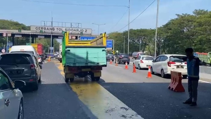 gerbang tol sidoarjo 2 padat saat long weekend hari lahir pancasila dan hari raya waisak