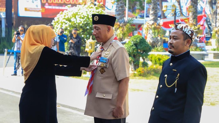 Gubernur Jawa Timur Khofifah Indar Parawansa memberikan penghargaan Lencana Emas Jer Basuki Mawa Beya, ke sejumlah tokoh di Hari Lahir Pancasila.