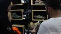 Ada 60 lebih pelaku kegiatan alam dan petualangan, seperti Eiger, Consina, Arei, dan lainnya yang berpartisipasi dalam Indofest kali ini.
