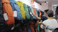 Di sini, traveler bisa berbelanja berbagai perlengkapan yang menunjang kegiatan outdoor dari brand-brand lokal hingga internasional. Mulai dari kegiatan mendaki, kemping hingga road trip bisa kamu buru di Indofest.