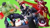 Ini pose Captain America, Hulk, Thor, dan Iron Man jika sedang pergi ke pesta bersama. Ada es krim, kue strawberry, ayam goreng, hingga soft drink yang jadi menu makanan para superhero ini. Foto: Instagram @hot.kenobi