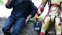 Bersantai sambil menikmati soft drink, jadi cara Tony Stark bersantai dengan kostum Iron Man miliknya. Wah, mirip tokoh aslinya, ya? Foto: Instagram @hot.kenobi