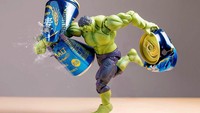 . Ini pose keren Hulk ketika menembus sekaleng bir khas Jepang.  Foto: Instagram @hot.kenobi