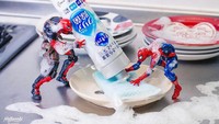 Ada Deadpool yang tengah membantu Spiderman mencuci piring. Kreatif nih idenya! Foto: Instagram @hot.kenobi