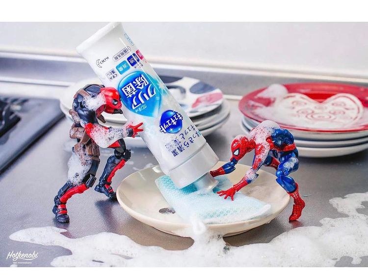 Ini Jadinya Kalau Superhero Seduh Mie Instan hingga Cuci Piring