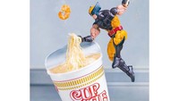 . Ini Pose keren X-Man, ketika meracik mie ramen instan dengan udang yang melayang di udara. Foto: Instagram @hot.kenobi