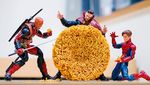 Ini Jadinya Kalau Superhero Seduh Mie Instan hingga Cuci Piring