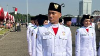 Isra Mashel dan tim Paskibraka Tingkat Pusat Tahun 2022 masuk dalam barisan tim pengibar bendera Merah Putih dalam upacara hari Lahir Pancasila 2023 di Monas pada Kamis (1/6/2023). Foto: dok. Pribadi