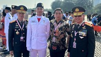 Isra Mashel bersama dengan sang ayah, Sandy Arifin foto bersama dengan Kepala Divisi Humas Polri Irjen Pol Sandi Nugroho (kanan Isra Mashel) dan Kakorlantas Polri Irjen Pol Firman (kiri Sandy Arifin) di pelataran Monas. Foto: dok. Pribadi