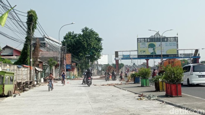 Jalan Kranji Yang Rusak, Kini Sudah Mulai Diperbaiki Perbaikan jalan rusak diΒ Kranji, Bekasi, sudah mulai dilakukan. Jalan rusak itu kini terlihat sudah dalam proses pengecoran.