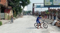Lubang-lubang yang sebelumnya terlihat memenuhi ruas jalan itu kini sudah tak terlihat lagi dan tertutup oleh lapisan jalan yang baru. 