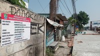Lalu lintas di sekitar ruas jalan yang tengah diperbaiki terpantau ramai lancar. Tak ada penumpukkan kendaraan akibat perbaikan jalan itu.