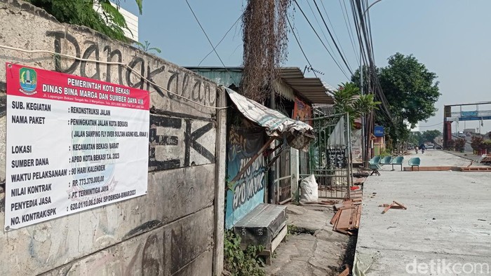 Jalan Kranji Yang Rusak, Kini Sudah Mulai Diperbaiki Perbaikan jalan rusak diΒ Kranji, Bekasi, sudah mulai dilakukan. Jalan rusak itu kini terlihat sudah dalam proses pengecoran.