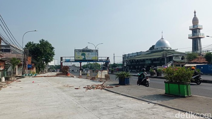 Perbaikan jalan rusak di Kranji, Bekasi, sudah mulai dilakukan. Jalan rusak itu kini terlihat sudah dalam proses pengecoran.